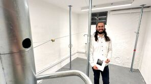 Preisträger Robert Rychlik vor seiner plastisch-akustischen Kunstinstallation aus Baustützen und Klaviersaiten.