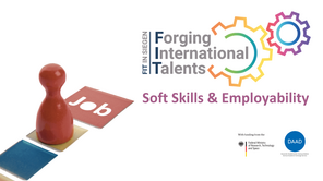 Schriftzug: FIT Soft Skills and Employability und Grafik mit einer Spielfigur, die ein Spielfeld vor dem Feld mit dem Begriff Job steht.