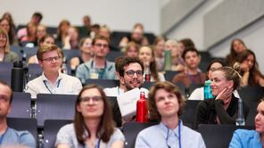 Die Teilnehmenden der Summer School bei einer gemeinsamen Diskussion.