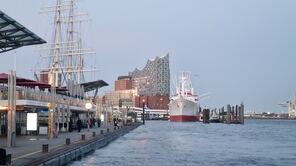 Bild Landungsbrücken / Elbphilharmonie Hamburg