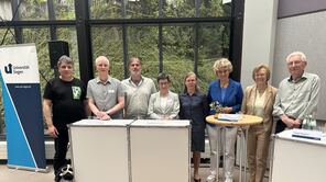 Das universi-Team steht beim Festakt zum 25-jährigen Jubiläum im Lesesaal der Uni-Bibliothek.
