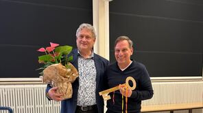 Schlüüselübergabe in der Physikdidaktik: Prof. Dr. Oliver Schwarz und Prof. Dr. Volker Heck