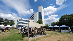 LEO-Wiese mit Uni-Gebäude im Hintergrund