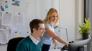 2 Personen vor dem PC