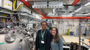 Michelle Dargasz (Erstautorin der Studie, rechts) und Nimmi Das Anthuparambil (Zweitautorin, links) am „Materials Imaging and Dynamics“ (MID)-Instrument des European XFEL, wo die Experimente durchgeführt wurden.