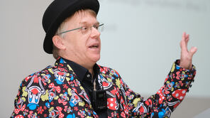 Professor Michel bei der Rosenmontagsvorlesung 2025