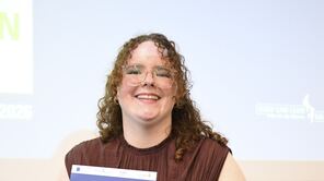 Celina Sander, wissenschaftliche Mitarbeiterin an der Siegener Professur für Psychologische Alternsforschung, nahm den Preis in München entgegen.