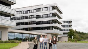 Abschlusstreffen des ELAMU Projektteams im Summit in Siegen. Im Hintergrund ist das Summit in Siegen zu sehen. Davor stehen die Projektpartner.