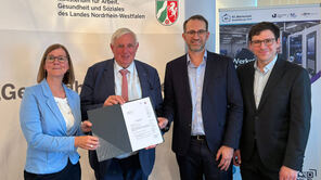 Wissenschaftler der Uni Siegen mit NRW-Arbeitsminister Laumann bei der Übergabe des Zuwendungsbescheids.