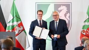 NRW-Ministerpräsident Hendrik Wüst (l.) mit Arndt G. Kirchhoff (r.)
