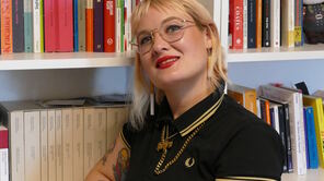 Foto der Autorin Veronika Kracher vor einem Bücherregal