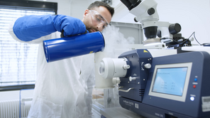 Wissenschaftler arbeitet mit flüssigem Stickstoff.