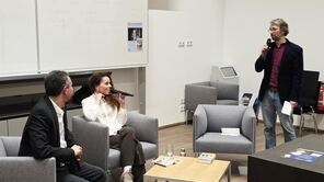 Alena Jabarine und Gastgeber der Lesung