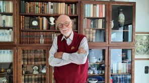 Prof. Dr. Jörg Wills vor einem Bücherschrank.