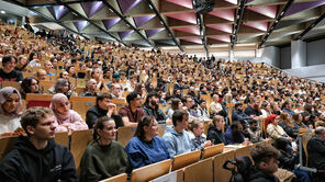 Die Universität Siegen begrüßt alle Studienanfängerinnen und Studienanfänger im Wintersemester 2026/27 im Audimax auf dem Campus Adolf-Reichwein-Straße.