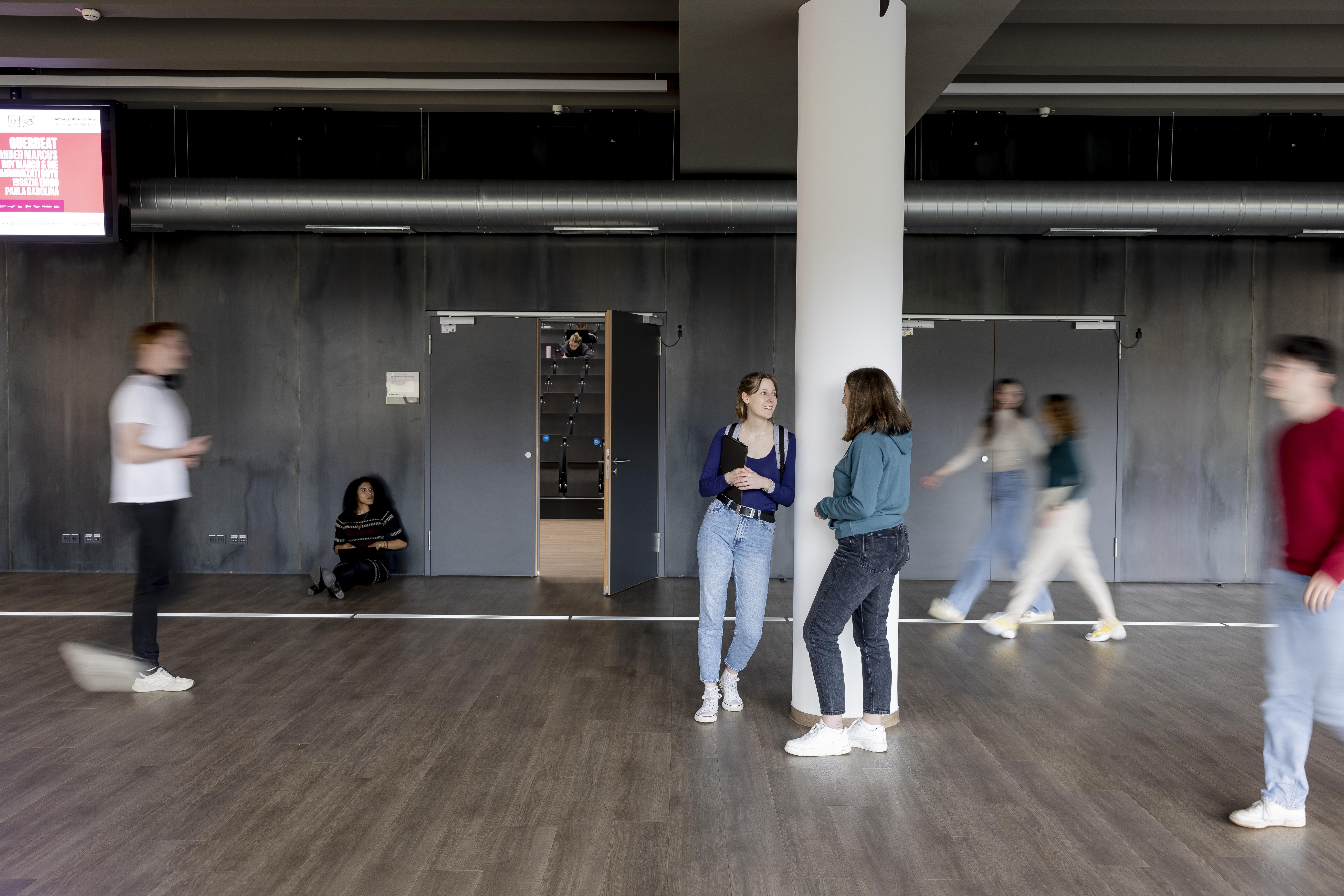 Studierende im Hörsaalzentrum