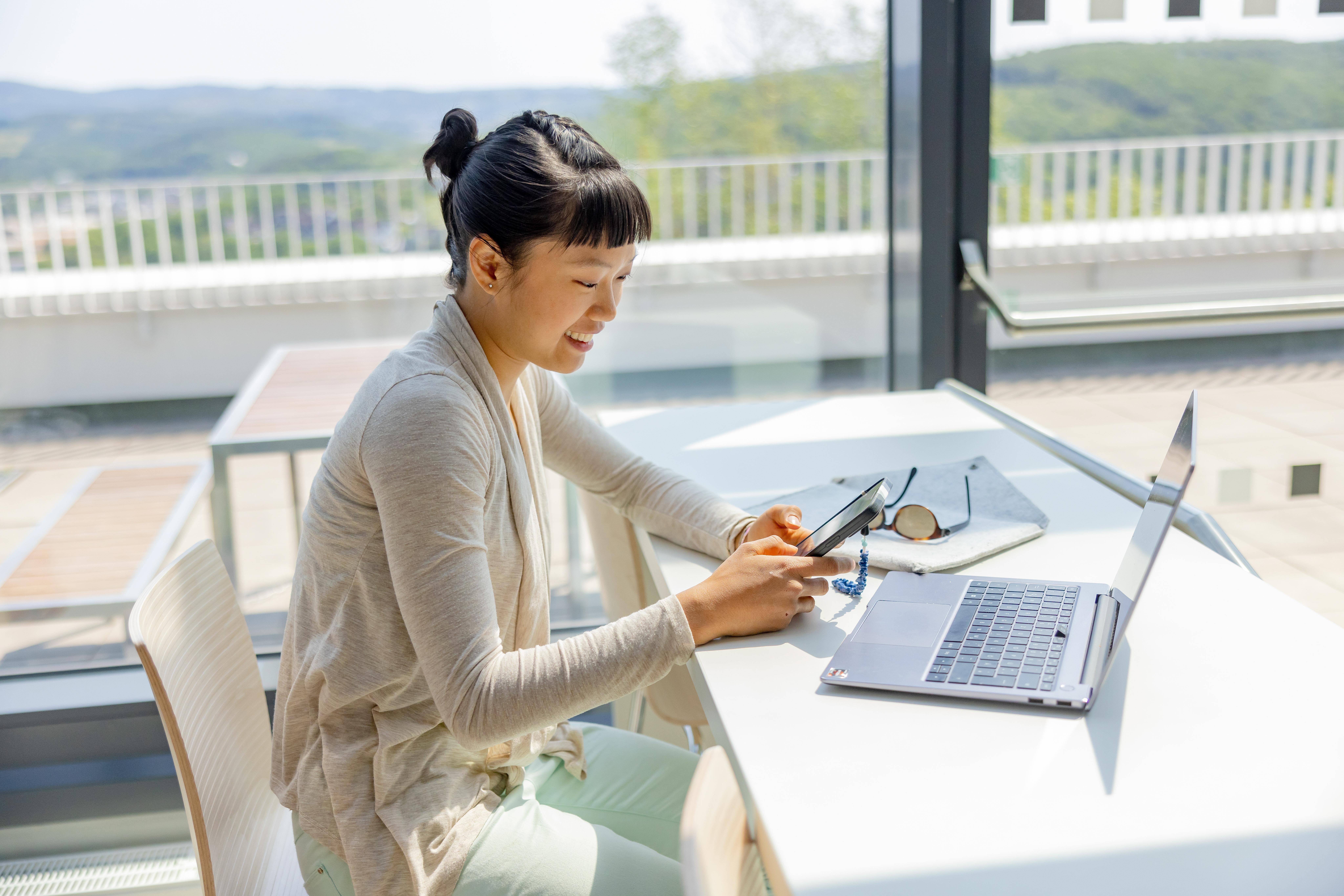 Studierende lernend vor ihrem Laptop
