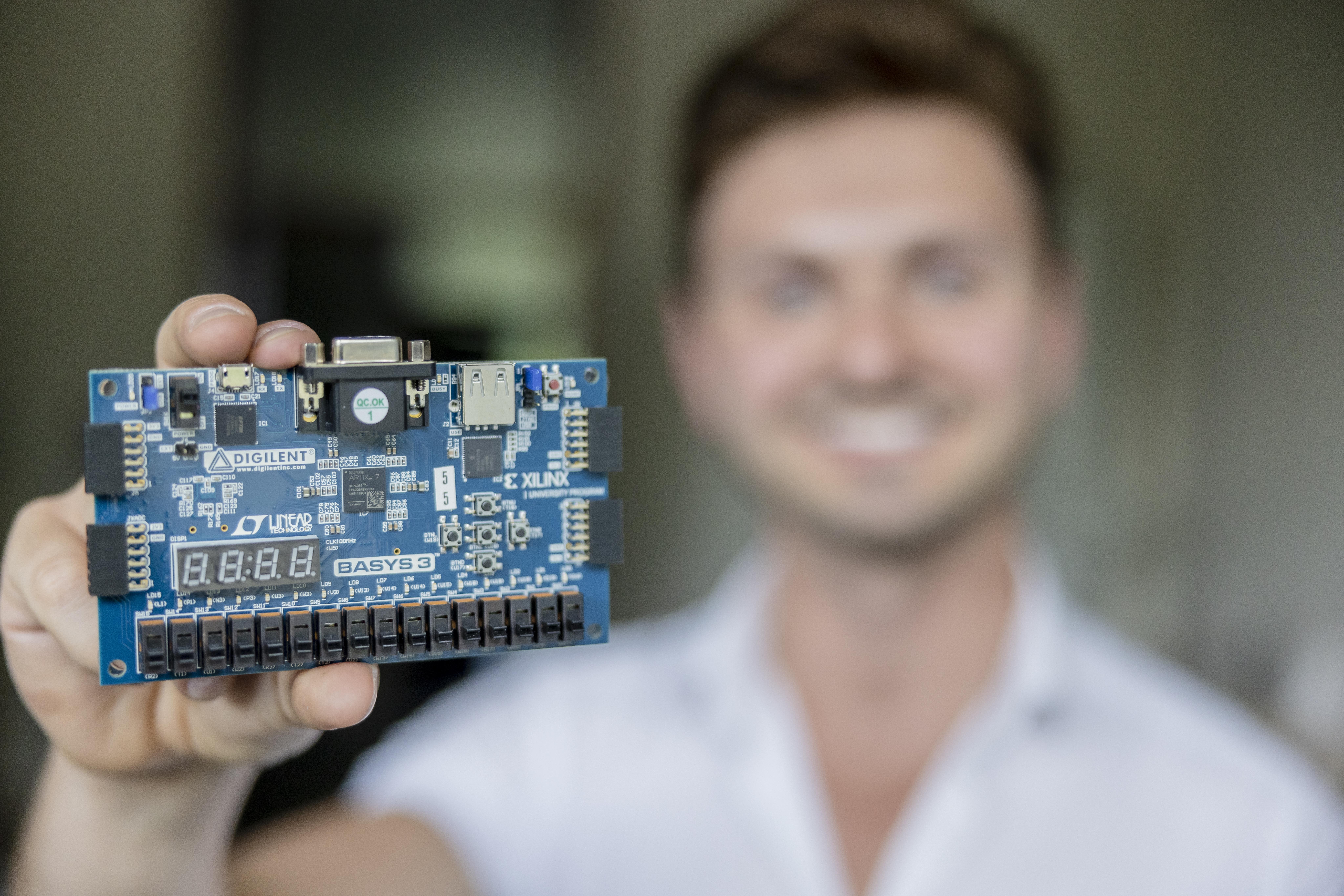 Student mit Platine in der Hand
