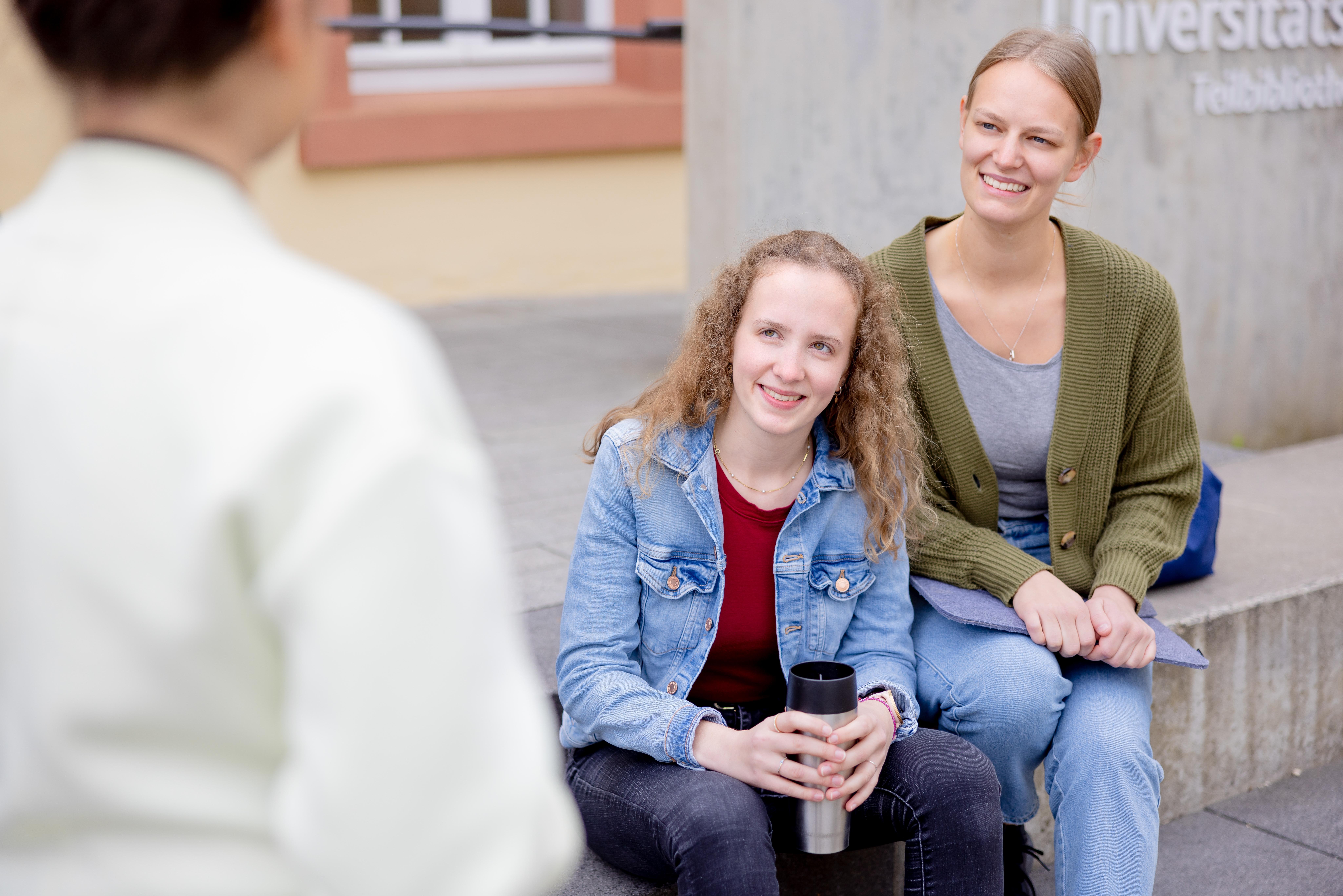 Studentinnen sitzen