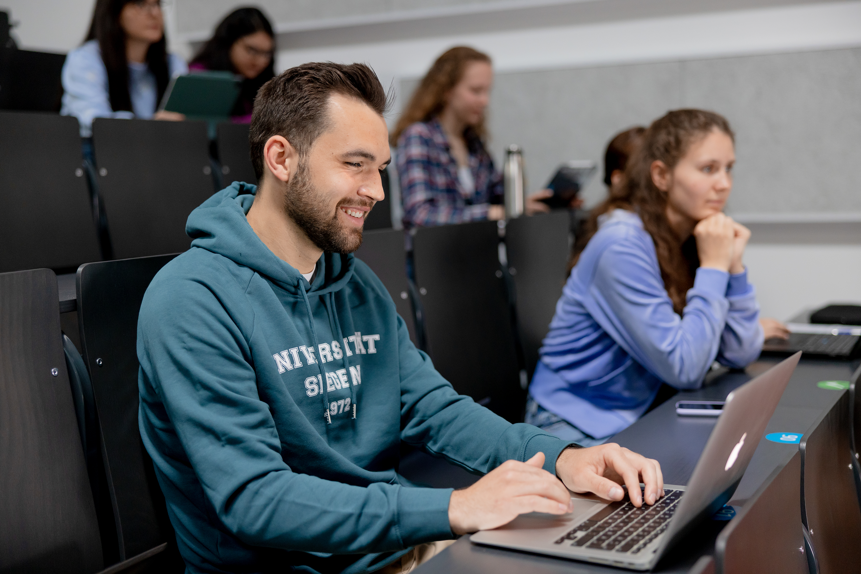 Student arbeitet am Laptop