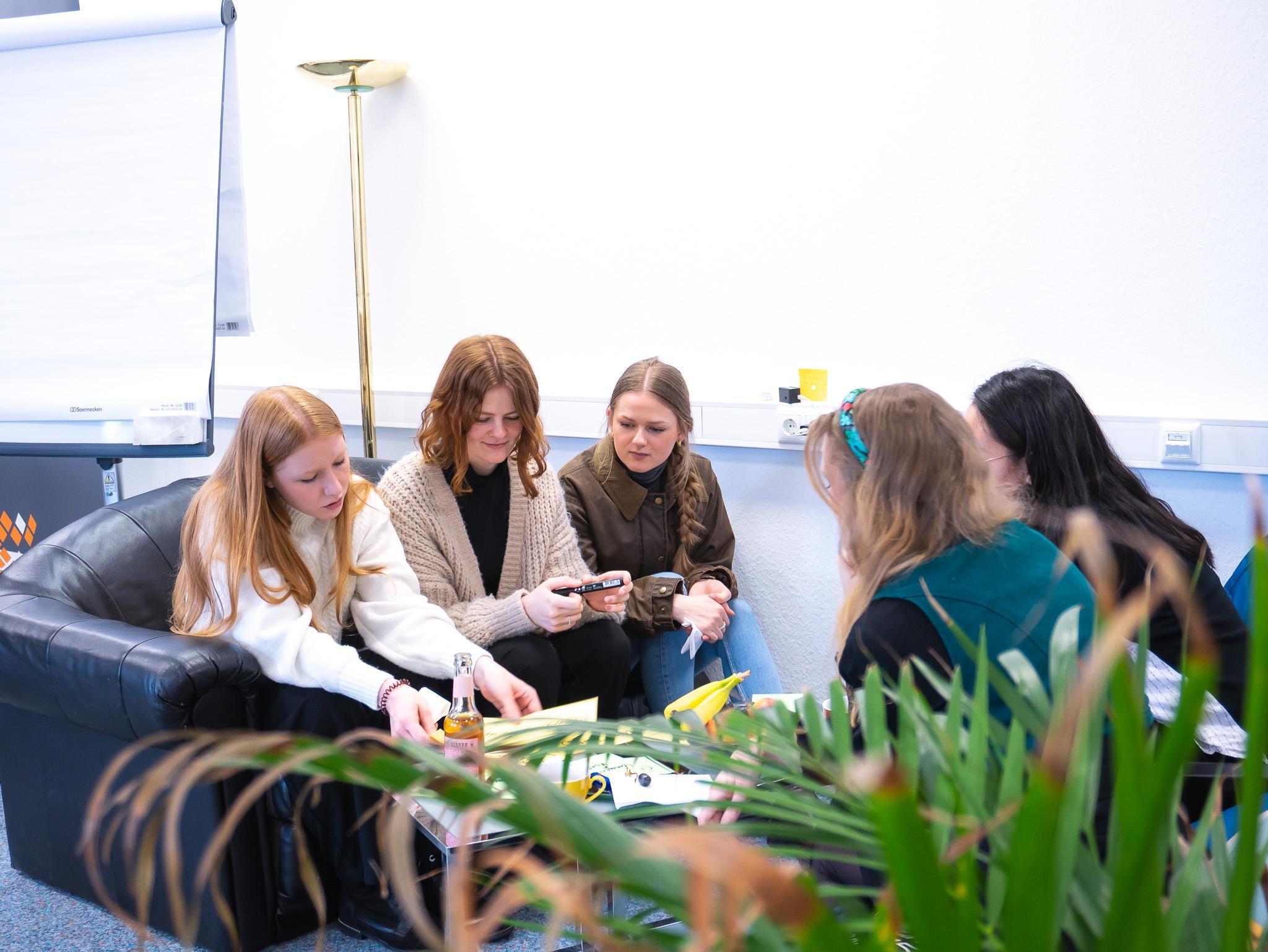 Frauen sind im Gespräch miteinander.