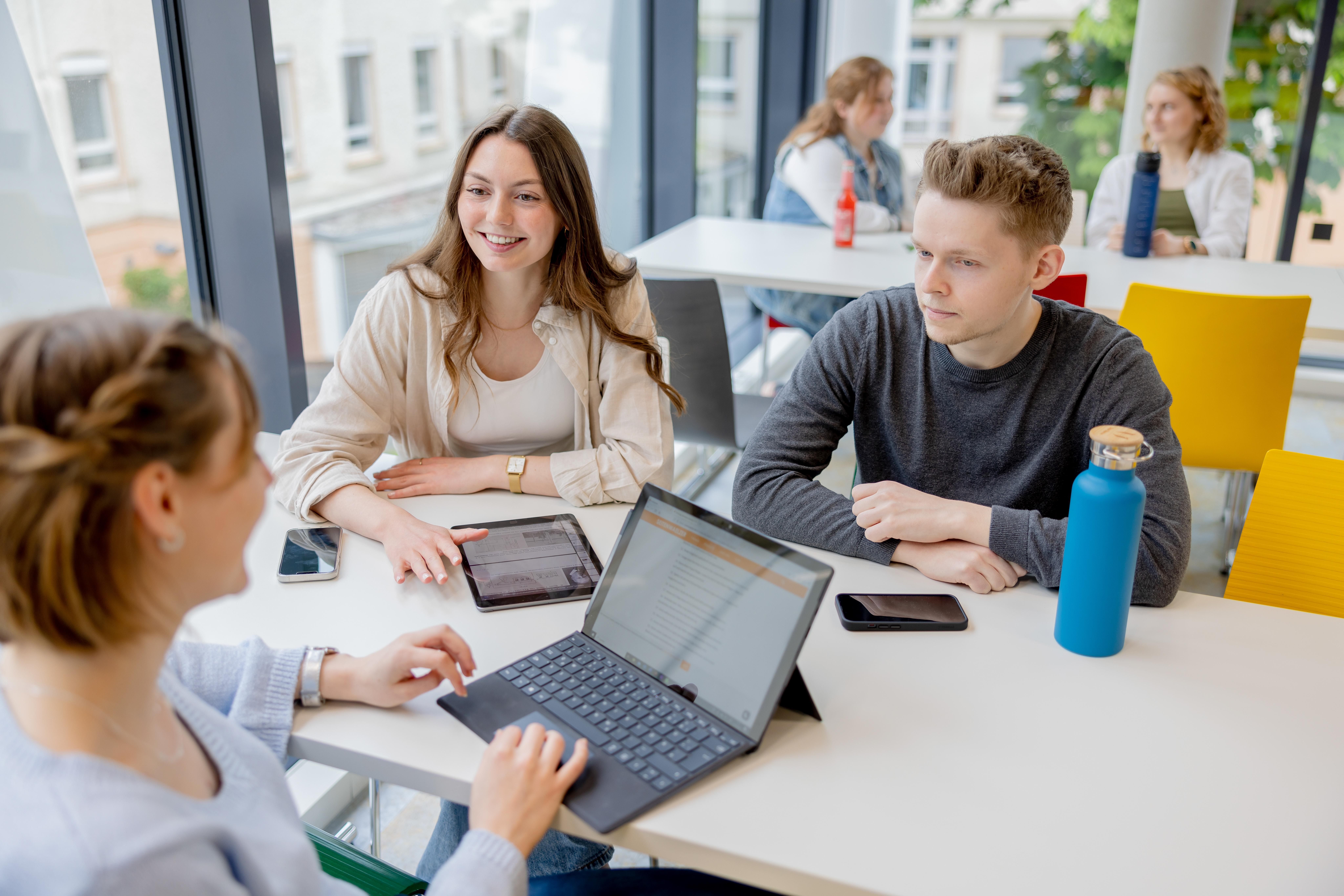 Austausch Studierender in der Mensa