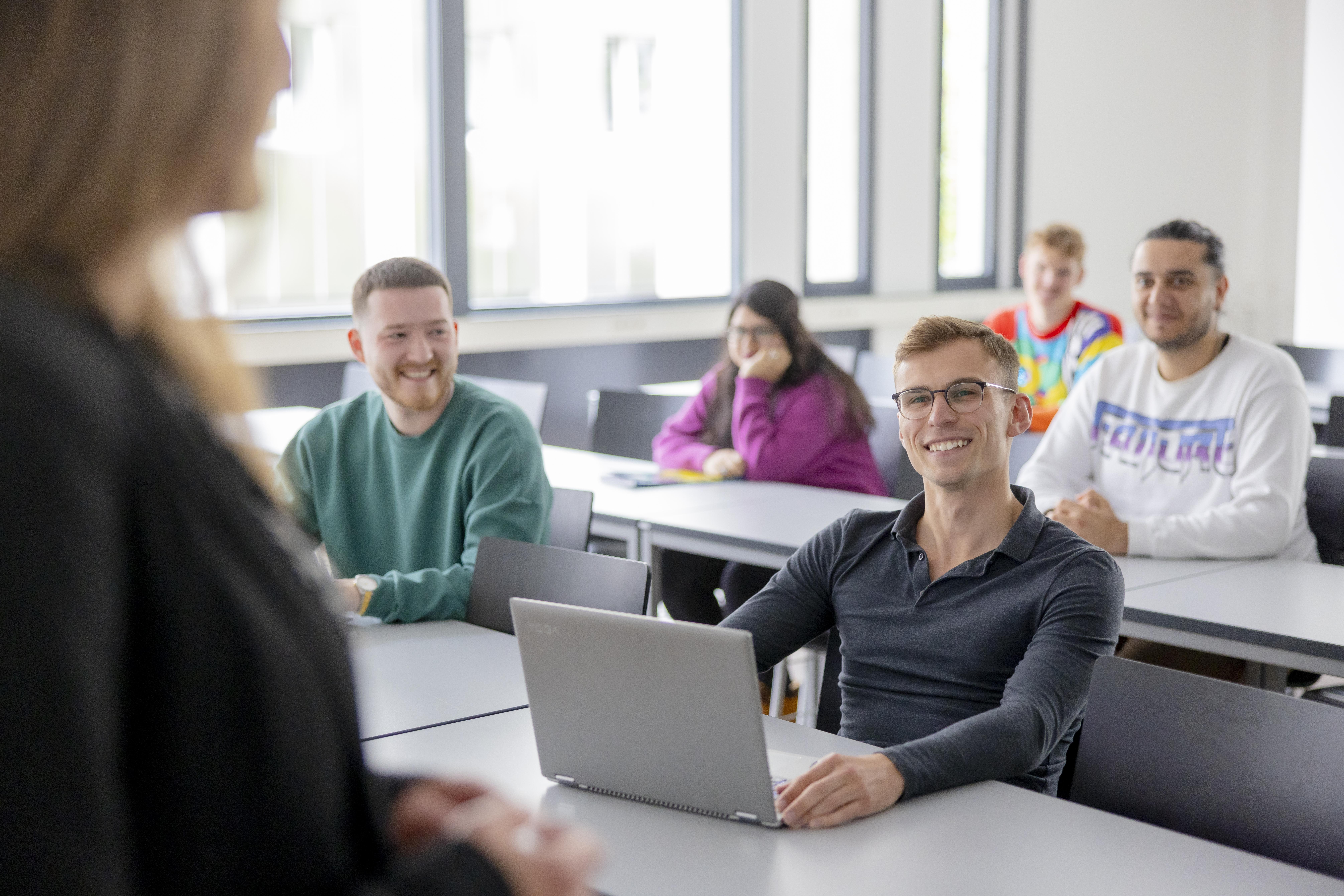 Studierende im Veranstaltungsraum