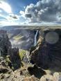 Landschaftsbild Island mit Wasserfall im Sonnenschein
