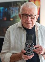 Dr. Bernd Dreseler mit einer Fotokamera.
