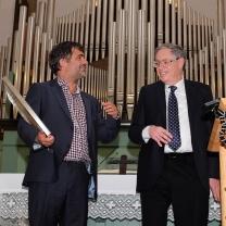 Bild von Univ.-Prof. Dr. Volker Wulf (links) und Prof. Richard A. Epstein (rechts)