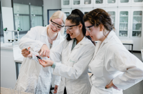 3 Chemiestudierende im Labor