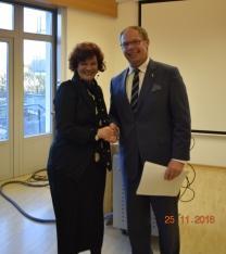 Bild von u.a. Honorarprofessorin Dr. Heide Schaumburg