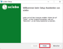 Der Screenshot zeigt das Fenster des Setup-Assistenten von sciebo. Auf der linken Seite befindet sich ein grüner Bereich mit dem sciebo-Logo, rechts steht der Begrüßungstext „Willkommen beim Setup-Assistenten von sciebo“. Der Text erklärt, dass sciebo auf dem Computer installiert wird und man auf „Weiter“ klicken soll, um fortzufahren, oder auf „Abbrechen“, um die Installation zu beenden. Unten ist der Button „Weiter“ hervorgehoben und rot umrandet.