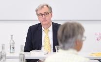 Prof. Dr. Manfred Berg Samstags um 12