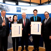 v.l.n.r.: IHK-Präsident Felix G. Hensel, Dr. Caroline Wang, Preisstifter Klaus Th. Vetter, Robin Fay und Prof. Dr. Peter Haring Bolívar