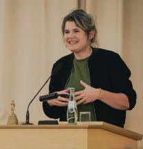 Prof. Dr. Evelyn Buyken hält eine Rede