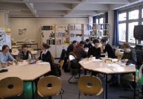 Studierende an Tischen in der Fremdsprachenwerkstatt