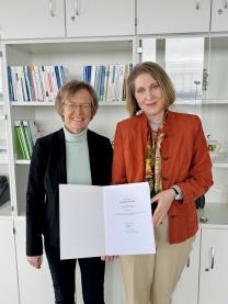 Rektorin Prof. Dr. Stefanie Reese und Prof. Dr. Berbeli Wanning