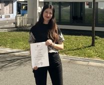 Dr. Alla Machulska mit der Urkunde Venia Legendi