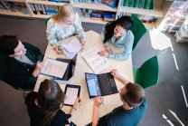 Eine Gruppe von Studierenden an der Universität Siegen in der Mathewerkstatt