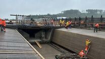Bewehrungskorb wird in Schalung geschoben