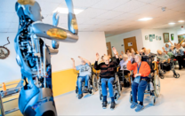 Pflege am Limit: Wie realistisch sind Roboter im Pflegealltag wirklich?