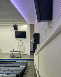 Bild vom blauen Hörsaal mit neuer Decke und neuen Wänden.