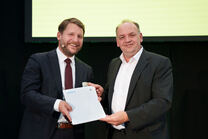 Staatssekretär Viktor Haase übergibt Prof. Dr. Peter Burggräf den Förderbescheid für die GreenFactory