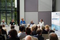 Podiumsdiskussion zum Festakt 25 Jahre universi in der Bibliothek.