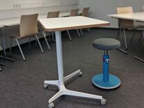 Ein höhenverstellbarer Tisch mit einem blauen, höhnverstellbaren Hocker