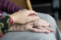 Eine jüngere Hand hält eine ältere Hand