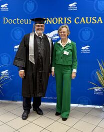Die Universität Orléans hat zum 720. Gründungsjubiläum Prof. Dr.-Ing. Peter Haring Bolívar von der Universität Siegen im Beisein von Uni-Rektorin Prof. Dr. Stefanie Reese die Ehrendoktorwürde verliehen.