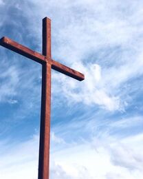 Christliches Kreuz vor blauem Himmel