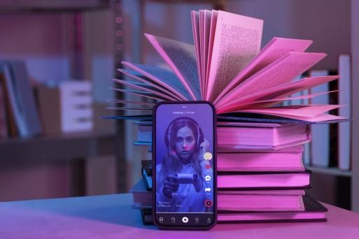 Bücherstapel und Handy